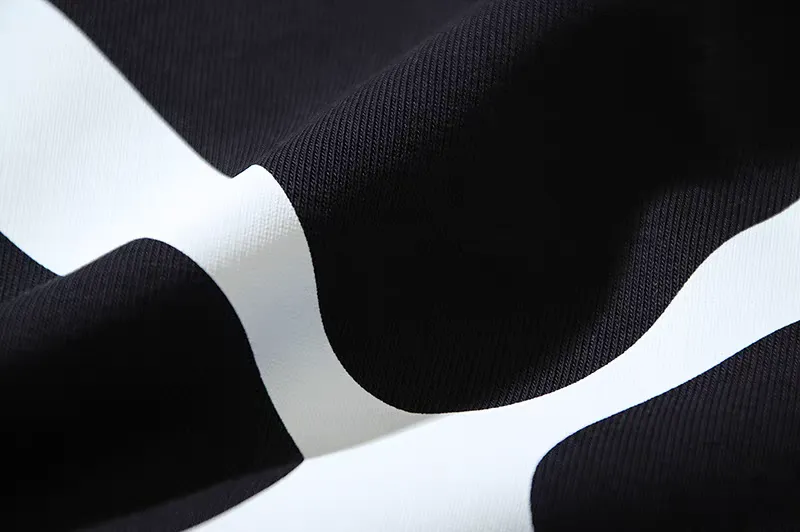Top tested version OW American double moon arrow print hooded sweatshirt for men and women, pullover loose jacket top for men and women. As a street fashion art in the luxury ranks, off white has always attracted many fans with its classic logo and trendy creativity. Not only is it an understanding of fashion, off white also intuitively reflects ♻️ environmental awareness in many works, and treats the world gently.  The kangaroo pocket adopts a special machine crimping process with externally shaped wiring. The brim of the hat is designed with threads, which is the first thing to look at when appraising.  , printing more than 10 times. Can perfectly restore the original effect. Printing process, clear picture. The white glue base ensures the firmness of the printing, and machine washing is stress-free. The fabric is made of 480g terry cotton fabric with full drape.  Color: Black Size: XS-L P:430